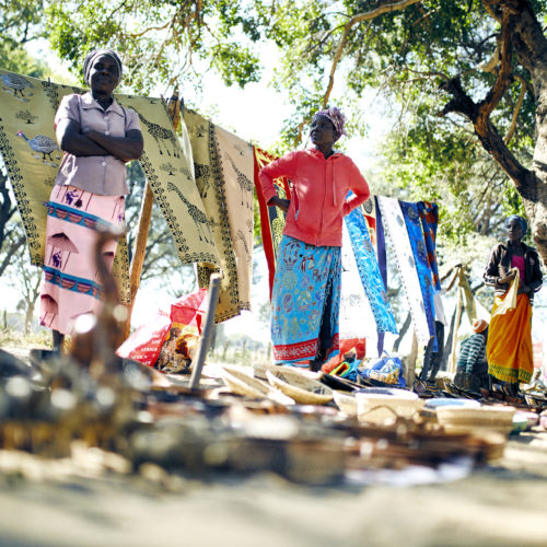 Ngamo Market, der 2x in der Woche eigens hergestellte Kunstgegenstaende an Touristen verkauft, Ngamo Village, am Ostende des Hwange National Park, Zimbabwe